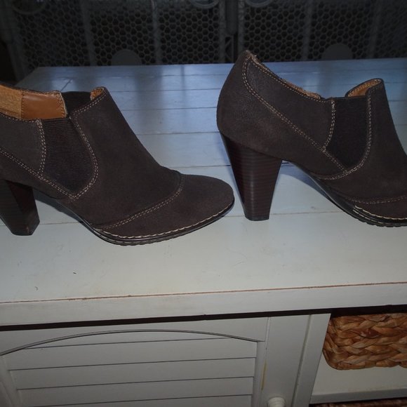 Sofft 8.5M Chocolate Brown Suede Short Ankle Boot - Picture 4 of 6